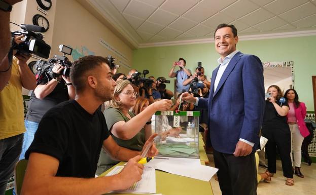 Juanma Moreno ha votado en Málaga.