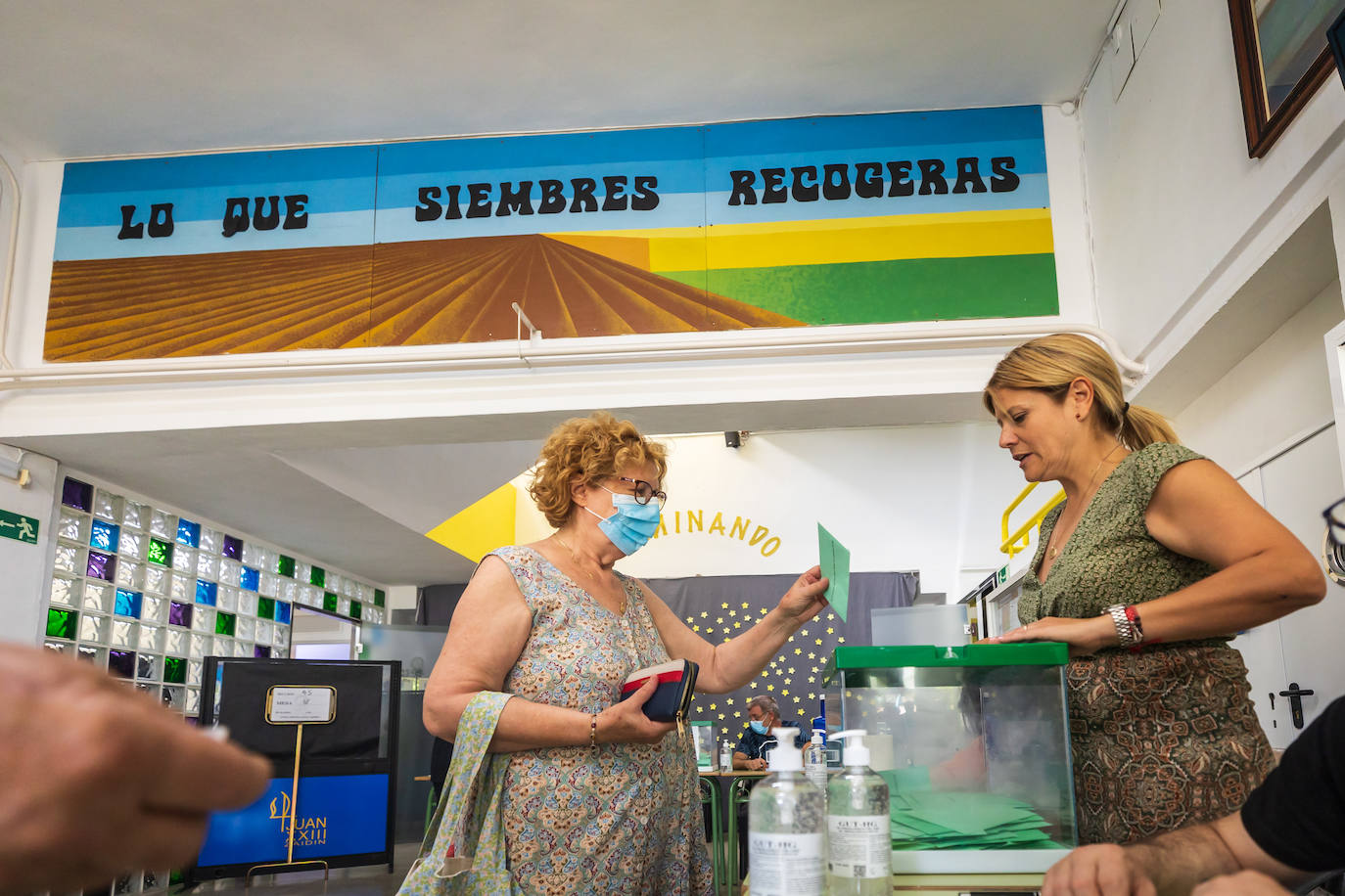 Votación en las mesas electorales de Granada.