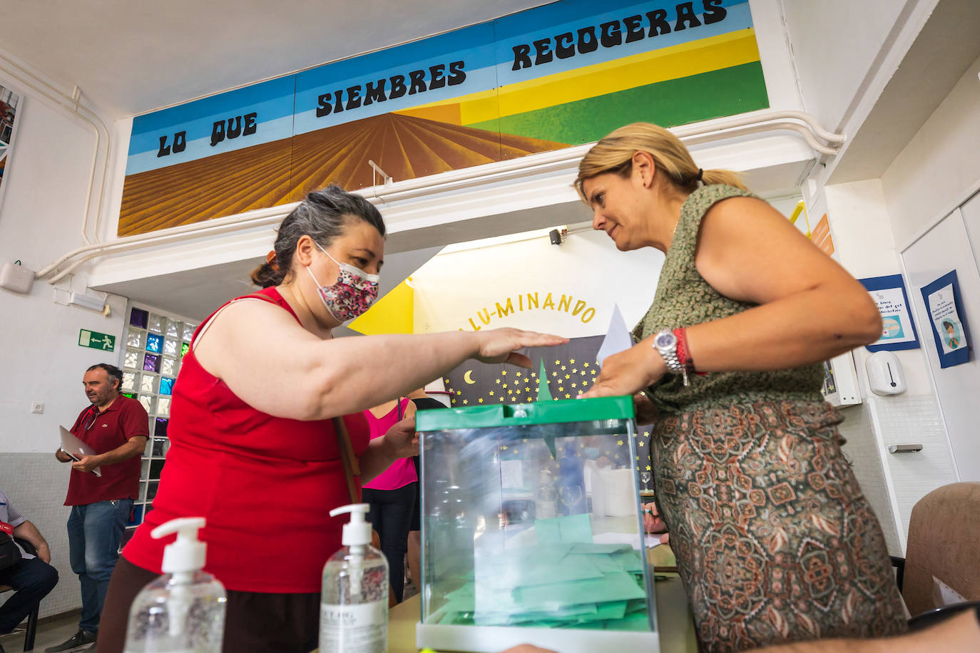 Votación en las mesas electorales de Granada.