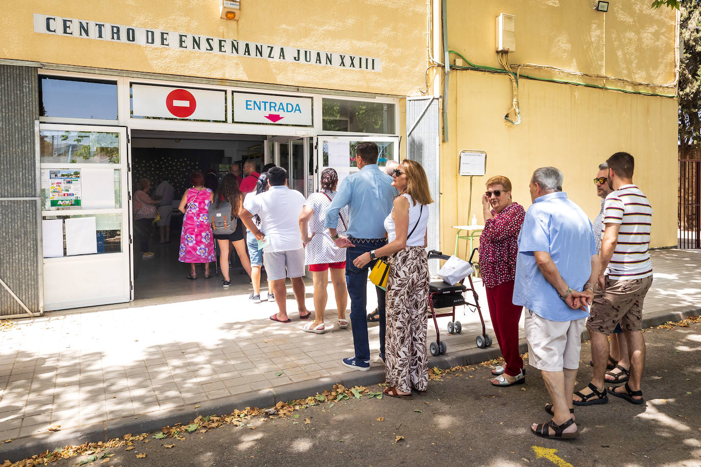 Votación en las mesas electorales de Granada.