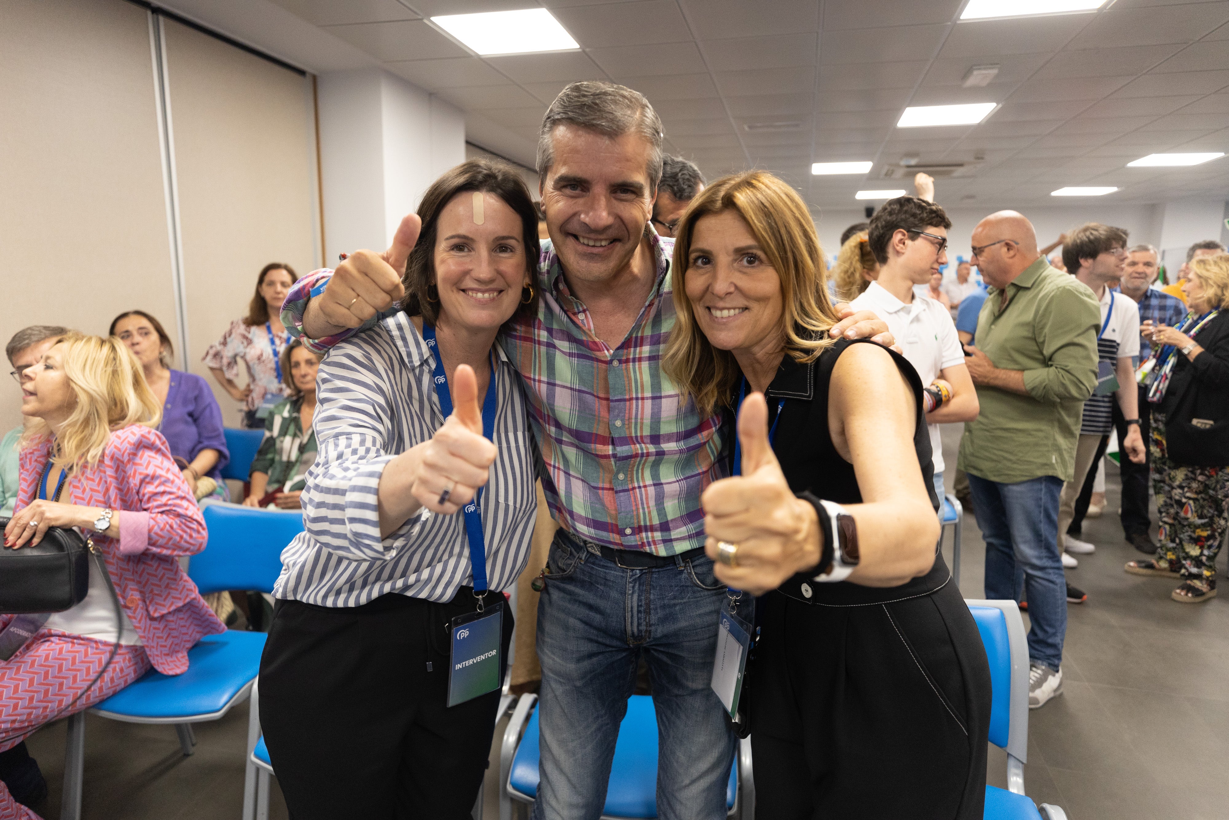 Votación en las mesas electorales de Granada.