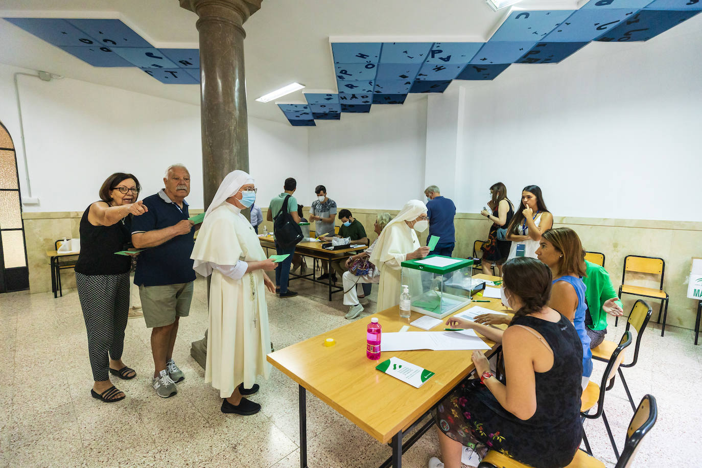 Votación en las mesas electorales de Granada.