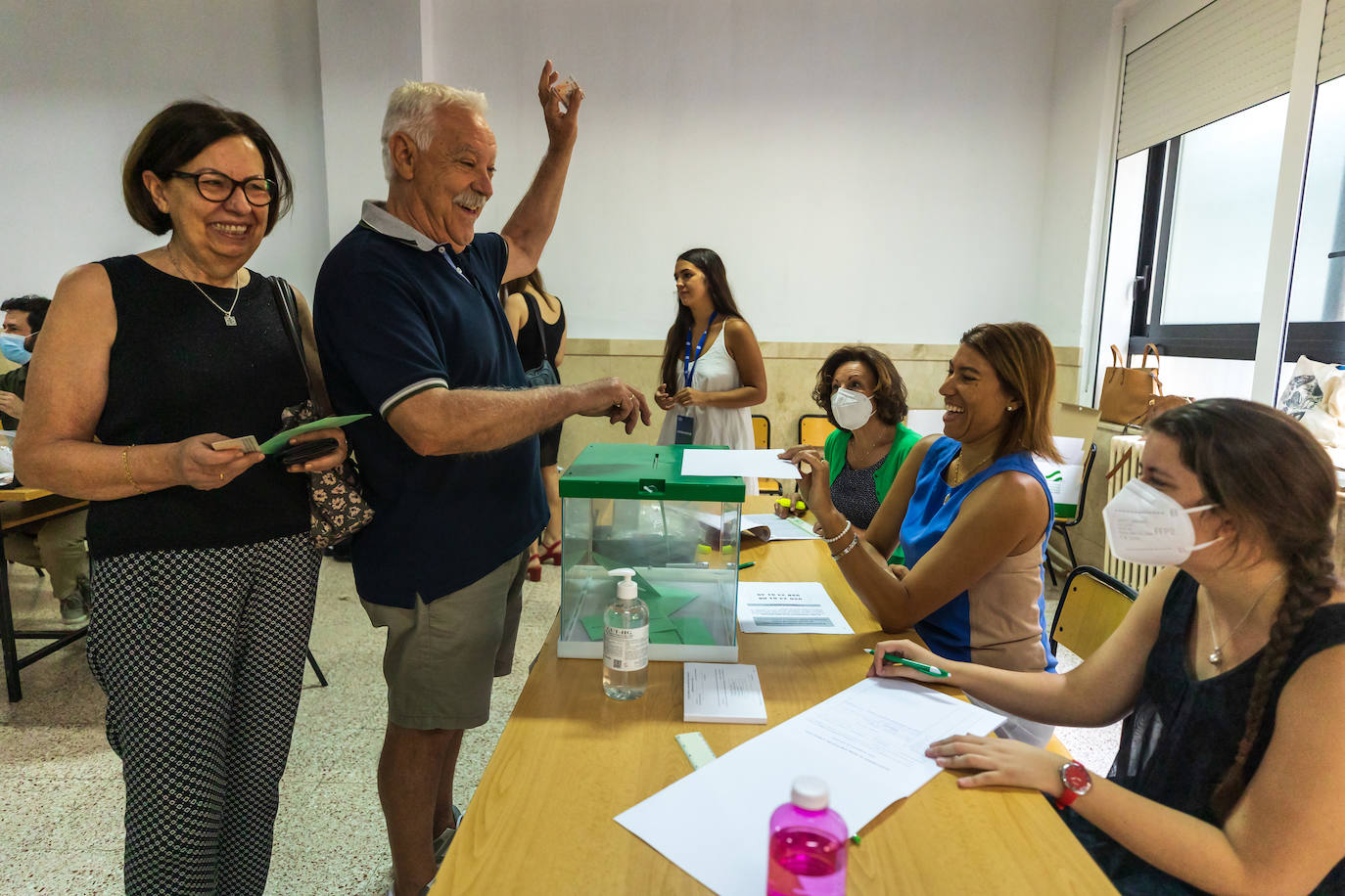 Votación en las mesas electorales de Granada.