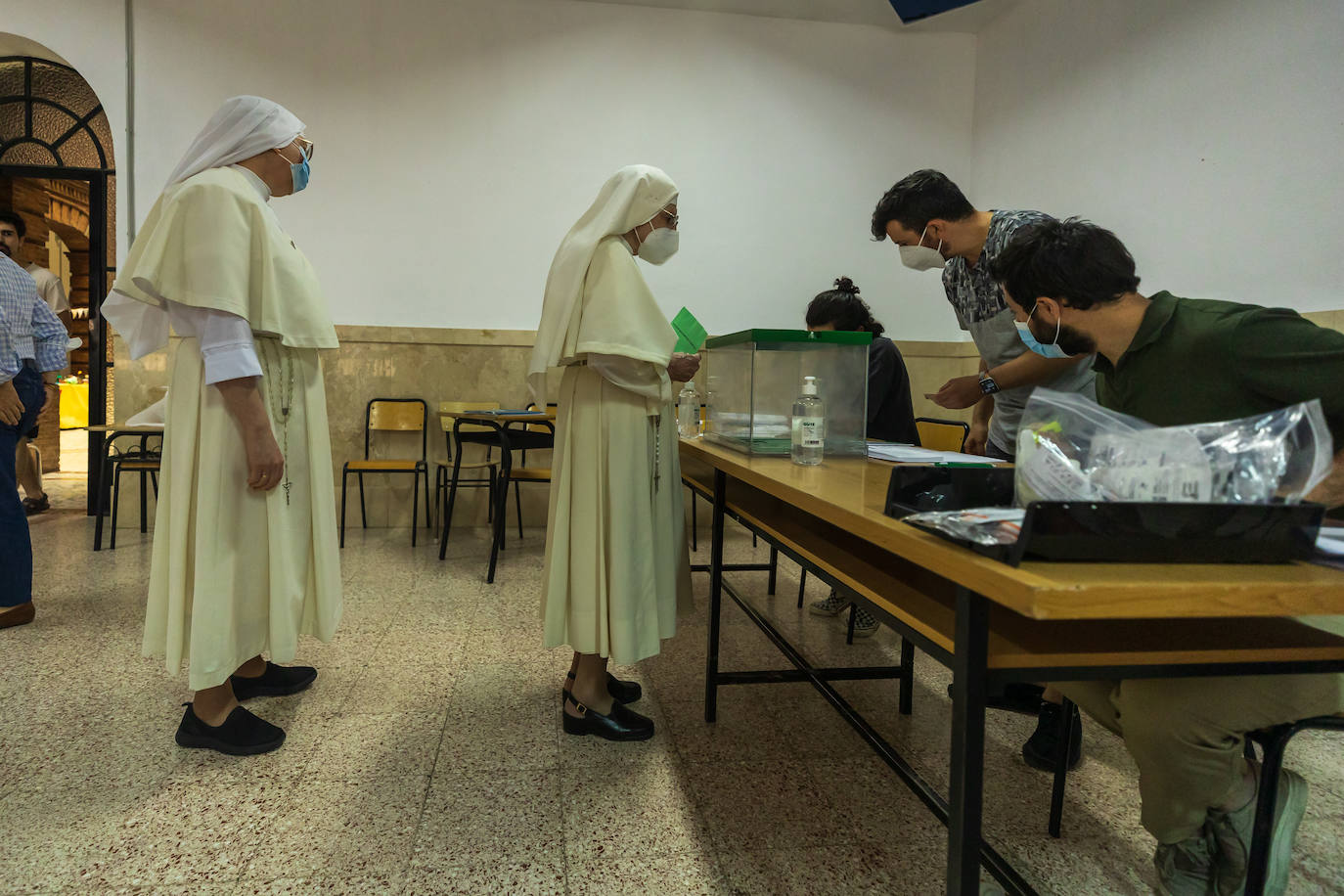 Votación en las mesas electorales de Granada.