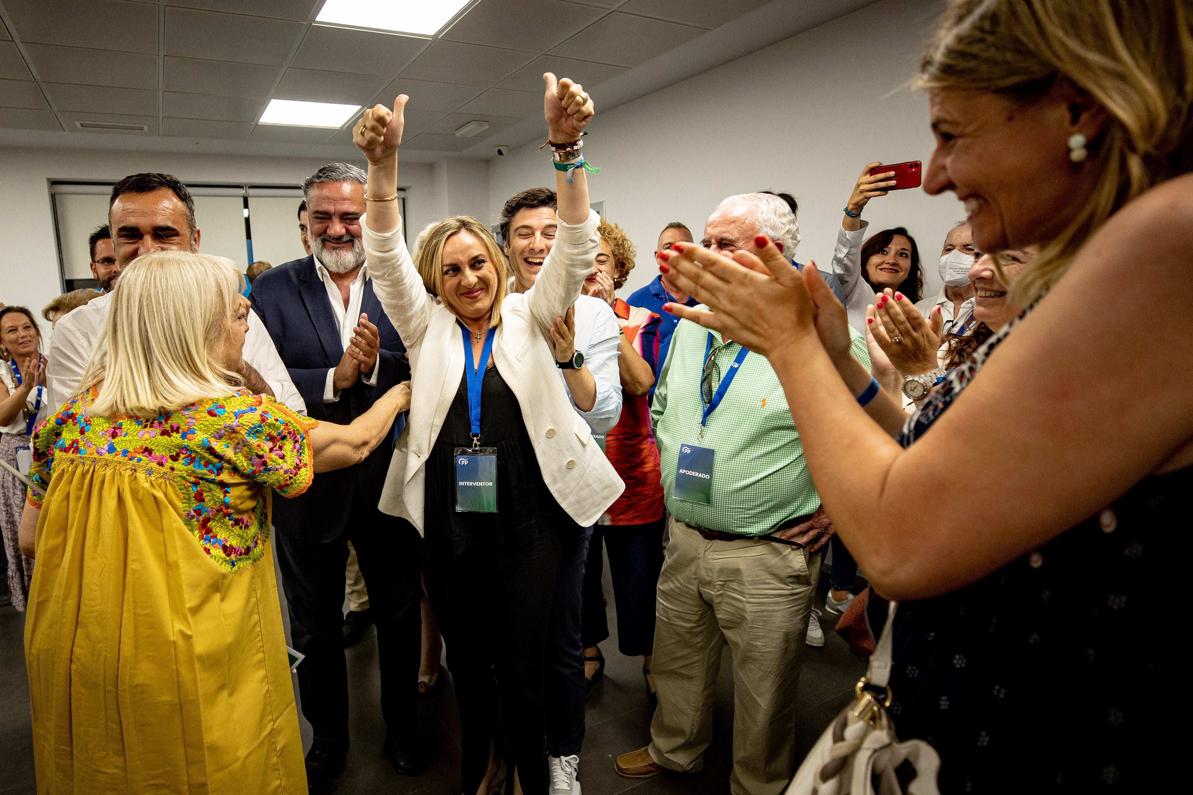 Votación en las mesas electorales de Granada.