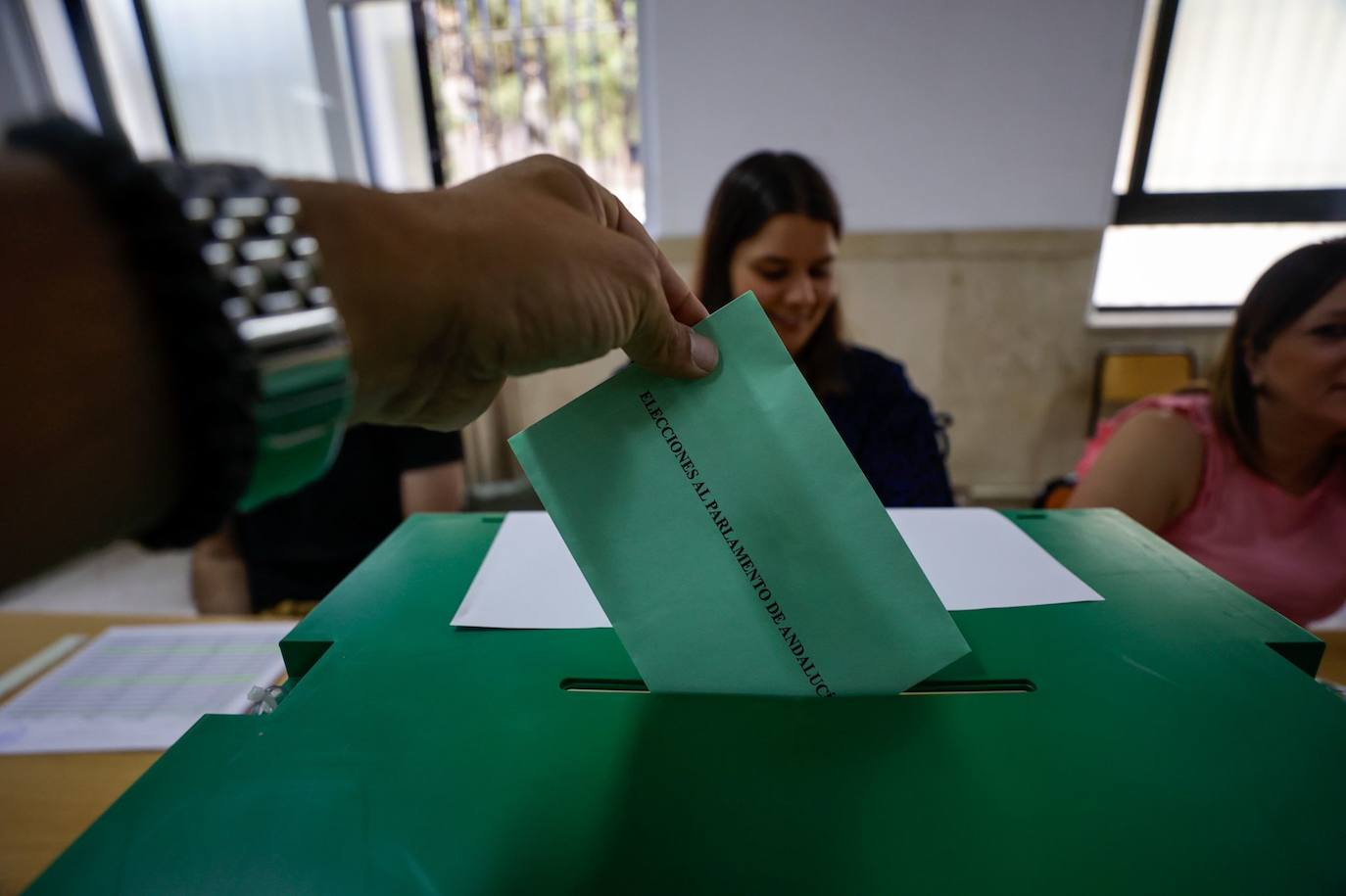 Votación en las mesas electorales de Granada.