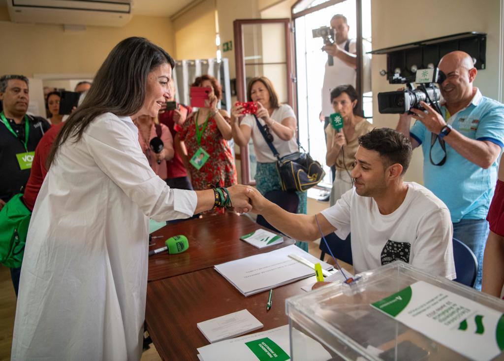 Votación en las mesas electorales de Granada.