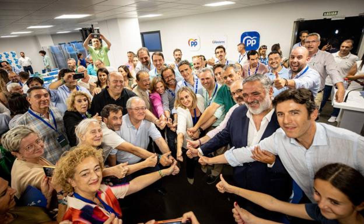 El PP de Granada celebra el triunfo de Moreno el 19J.