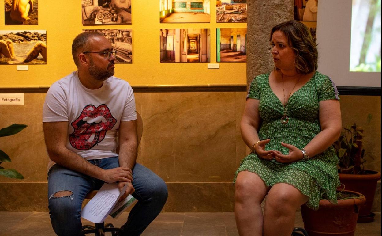 El periodista Jorge Pastor charló con Dori Delgado en la presentación del libro en la Escuela de Artes y Oficios de Guadix. 