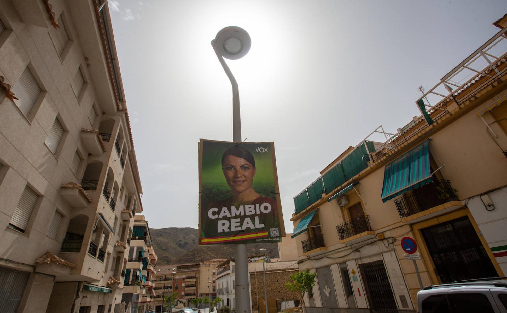 Un cartel de propaganda electoral de Vox colgado de una farola en Albuñol, el lunes tras el 19J.