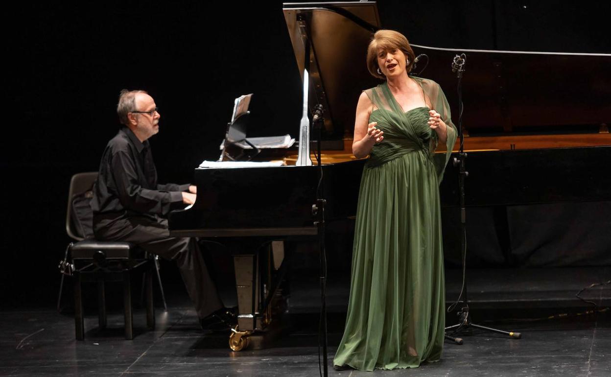 Antón Cardó y Elena Gragera, en un momento del recital de anoche en el Centro Lorca.
