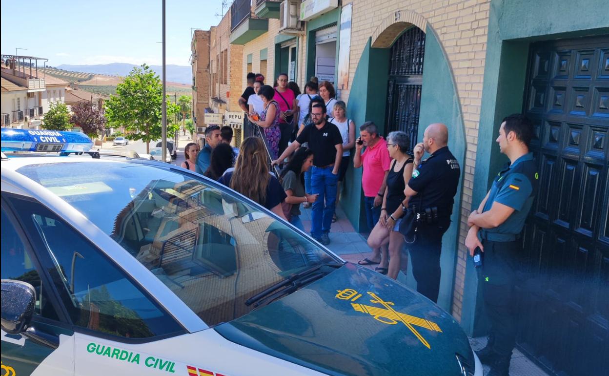 Clientes de una agencia de viajes de Íllora.