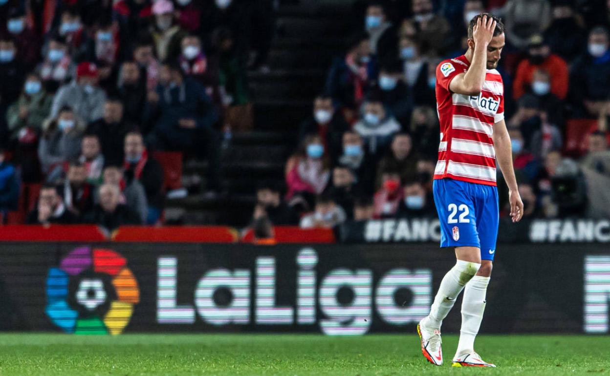 Domingos Duarte abandona el campo tras ser expulsado ante el Cádiz. 