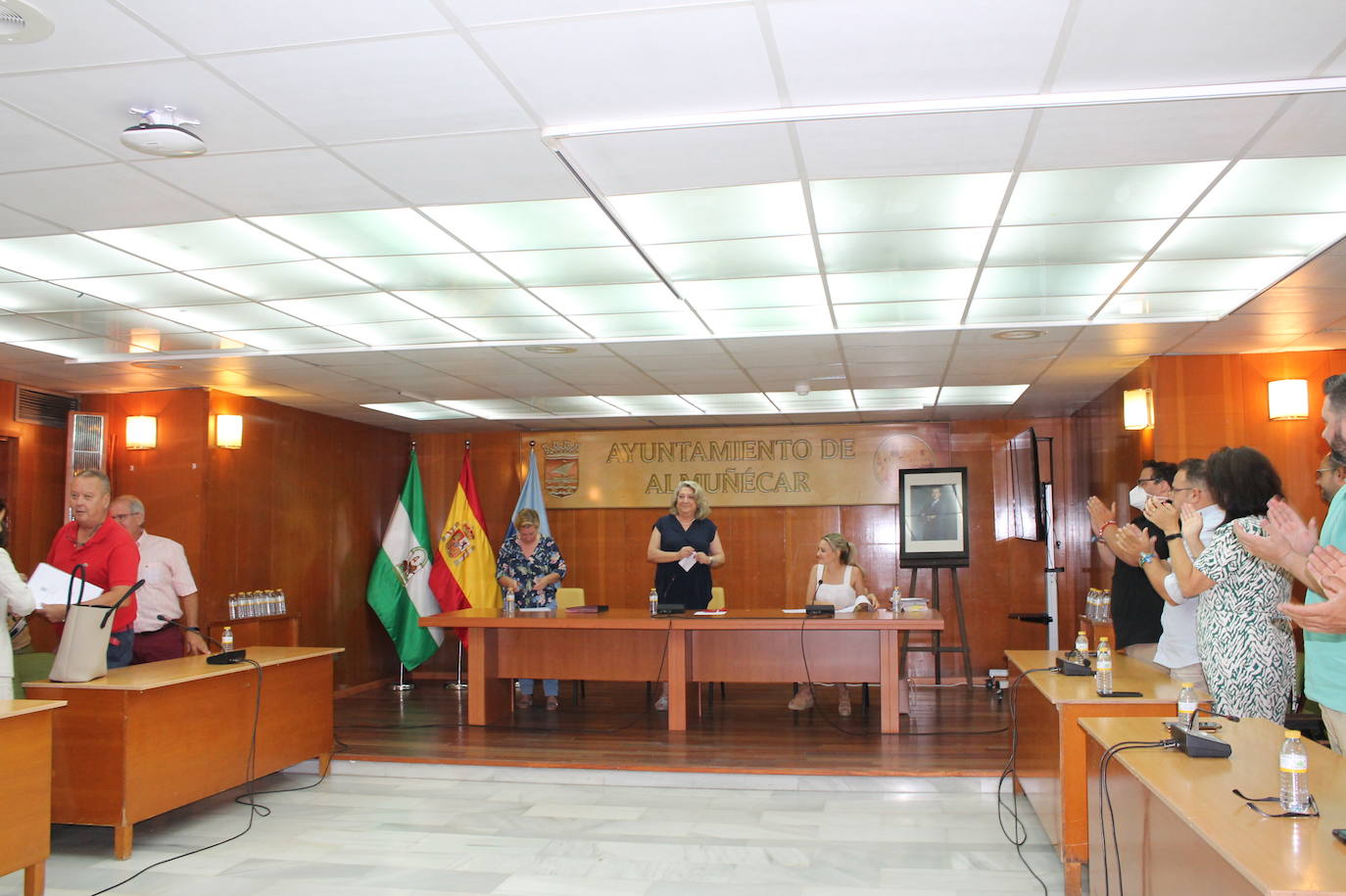 Aplausos a la hasta ahora alcaldesa de Almuñécar en su despedida
