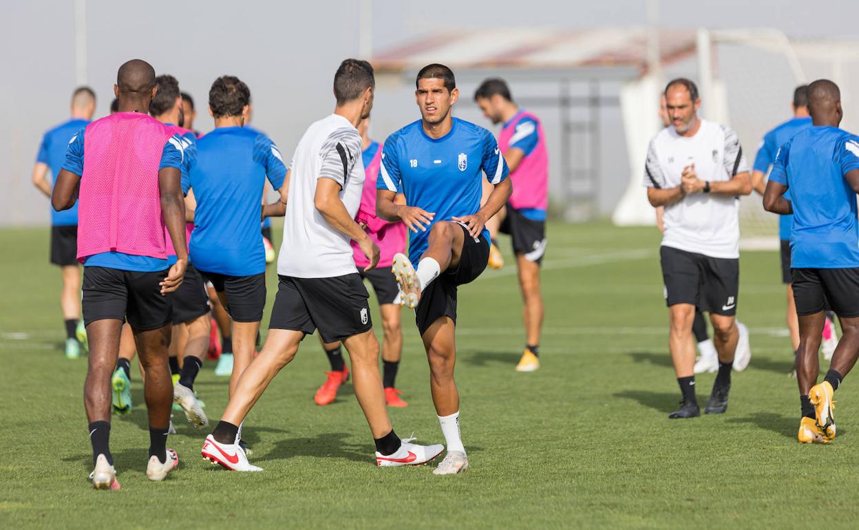 Luis Abram, durante un entrenamiento con el Granada. 