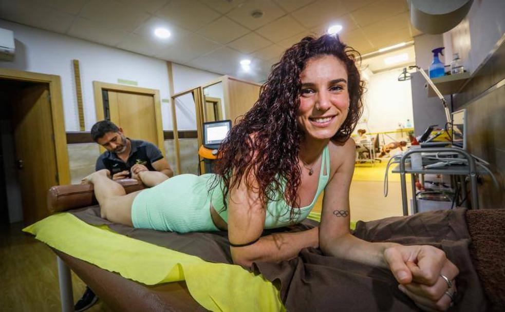 Laura Bueno recibe tratamiento sobre la cicatriz que dejó la operación en su fascia plantar por parte del fisioterapeuta Rafa Ortega. 
