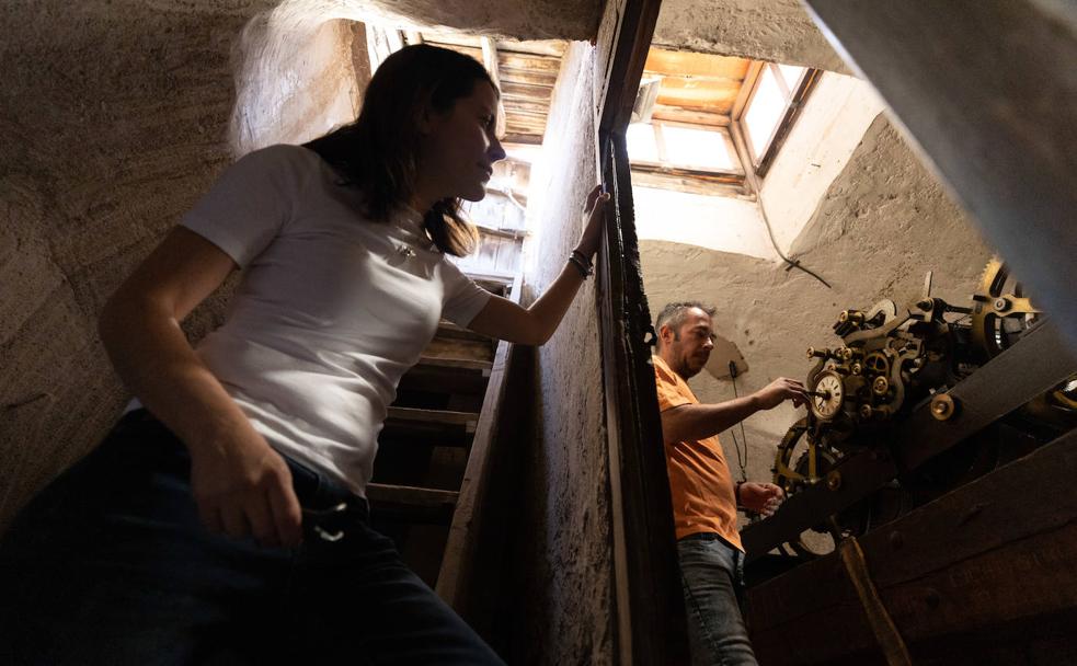 Eva observa a su hermano Rafael dando cuerda al reloj público de Santa Fe, que ha vuelto a funcionar tras los terremotos. 