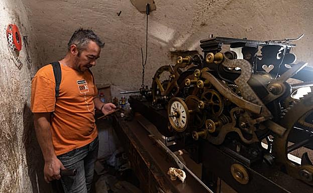 La familia Castro García se encarga del mantenimiento del reloj. 