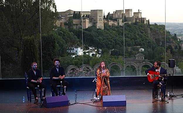 La cantaora ejecutó un repertorio de cantes jerezanos. 