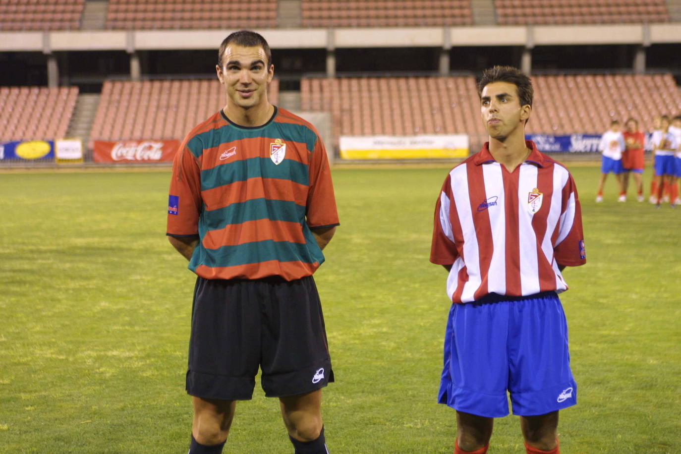 Rubén Cortés y Francis lucen las camisetas en 2003.