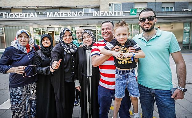 Imagen principal - Abajo (i), los médicos; Abajo (d): los padres y el chico. Arriba: la familia. 