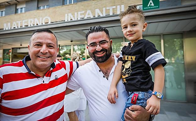 Nazem, padre del chaval, y Hussien y el chico. 