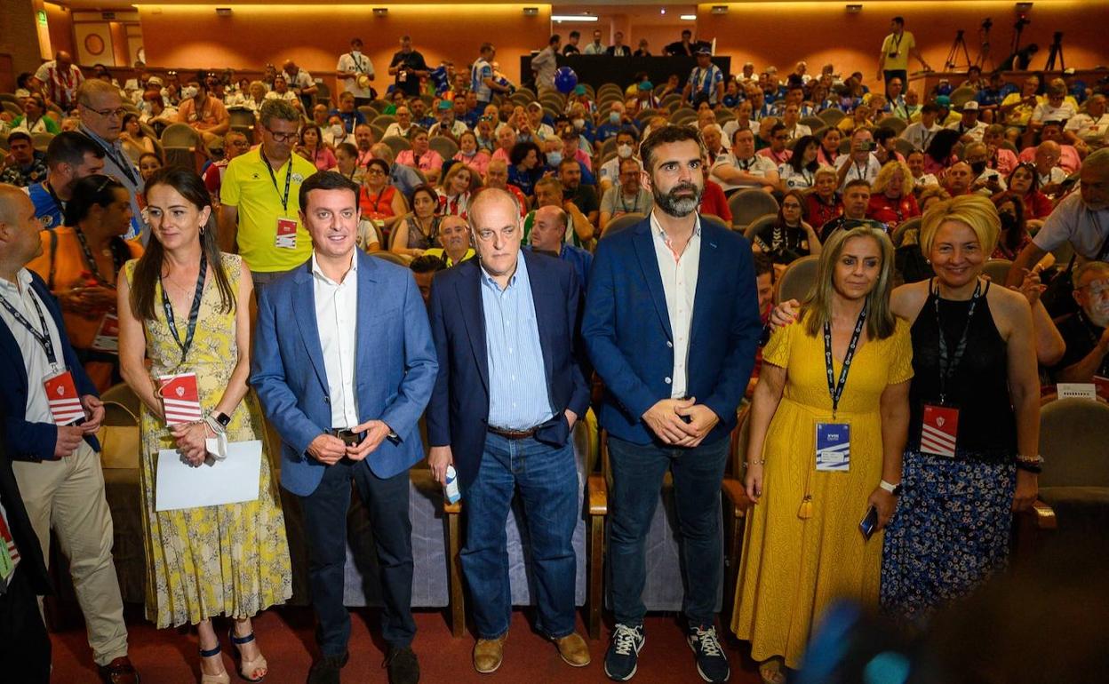 Autoridades asistentes al Congreso Nacional de Peñas en el Maestro Padilla. 