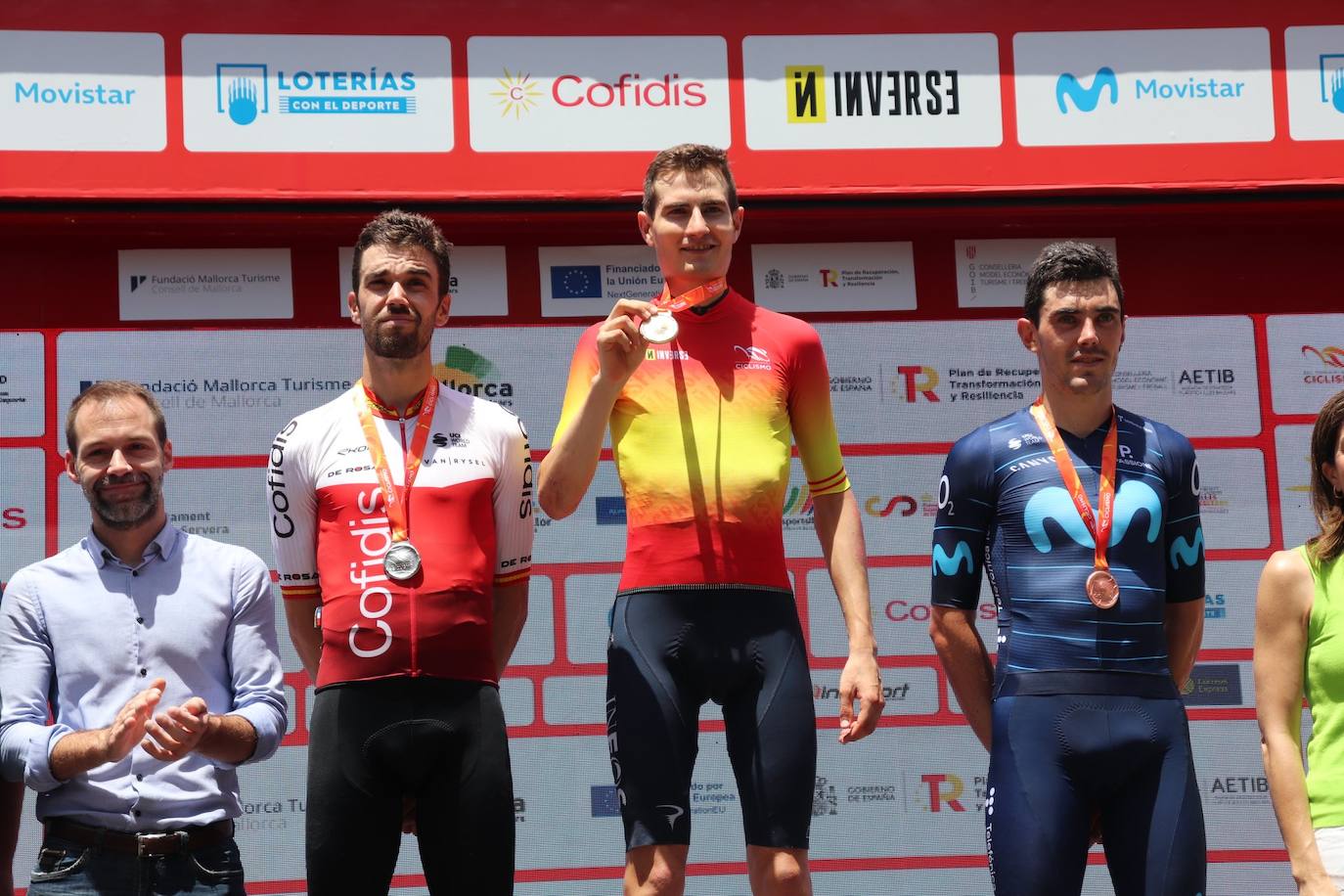 Carlos Rodríguez luce su maillot y medalla de oro en el podio. 