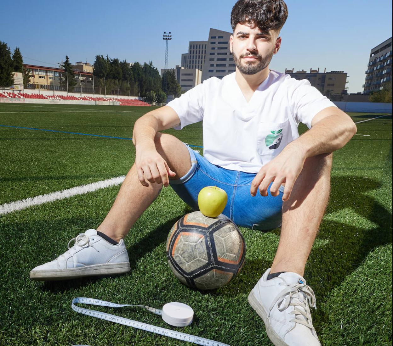 Sebastián Díaz es, además de nutricionista, portero en el Churriana de la Vega. Por eso muchos compañeros confían en él para su dieta diaria. 