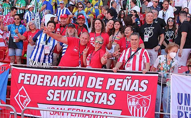Imagen principal - Arriba, Baldomero Titos, Juan Francisco Plaza y Monia Ruiz, esenciales en el Congreso. Abajo a la izquierda, los participantes corren hacia el Estadio. A la derecha, intercambio de obsequios entre la Federación de Peñas del Barça y de la UDA. 