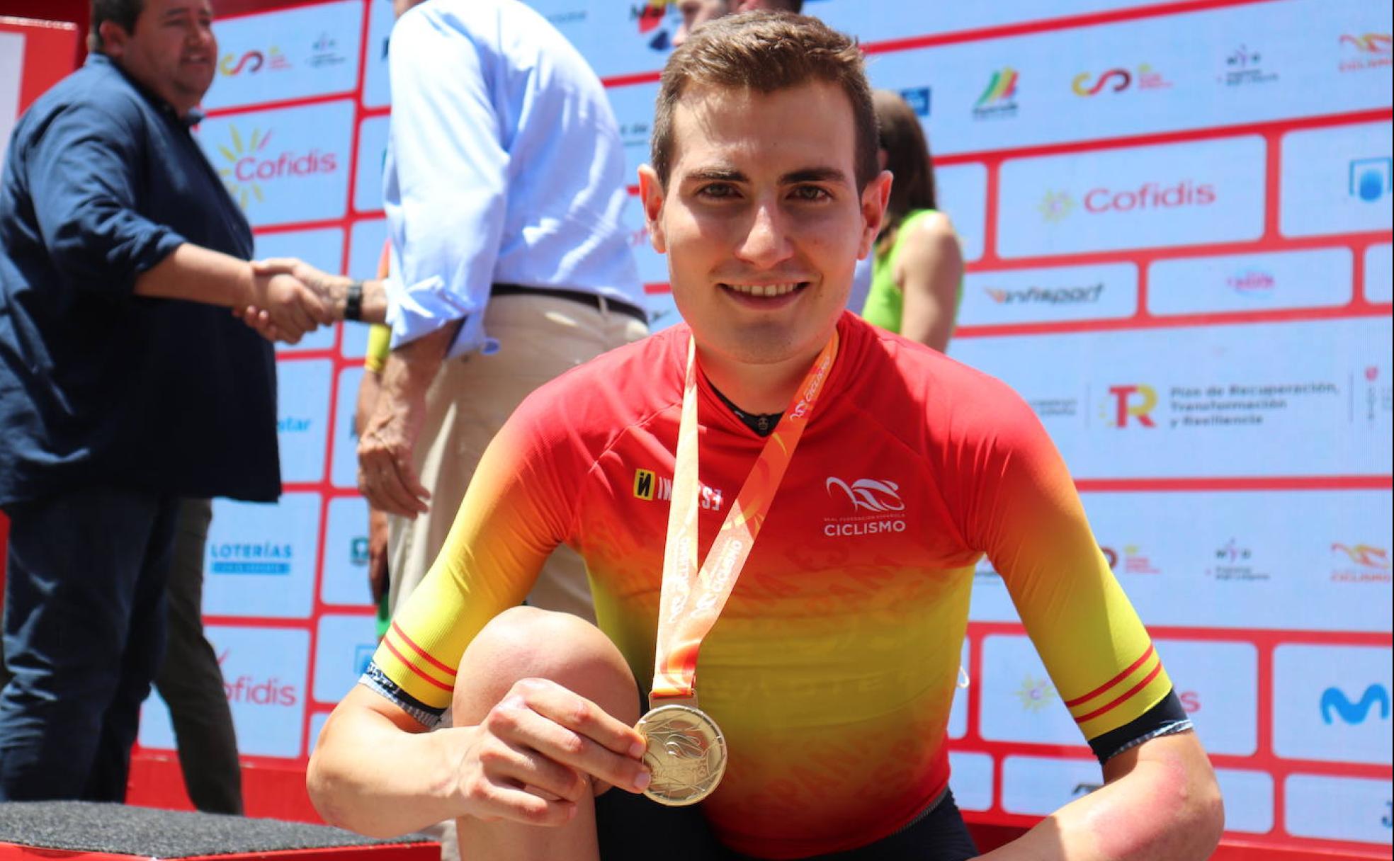 Carlos Rodríguez sostiene su medalla de oro como campeón de España en ruta en el podio de Mallorca. 