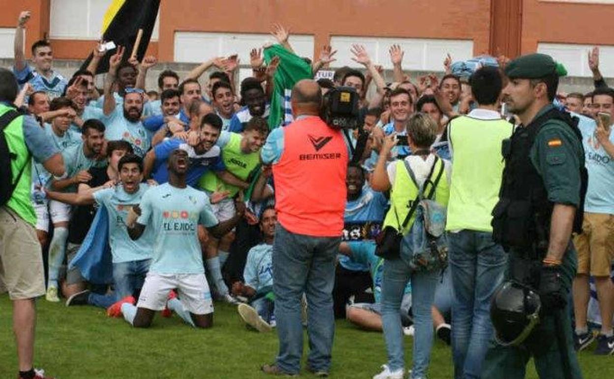 Euforia celeste tras empatar en campo de la SD Laredo y con ello lograr ascender a Segunda B. 