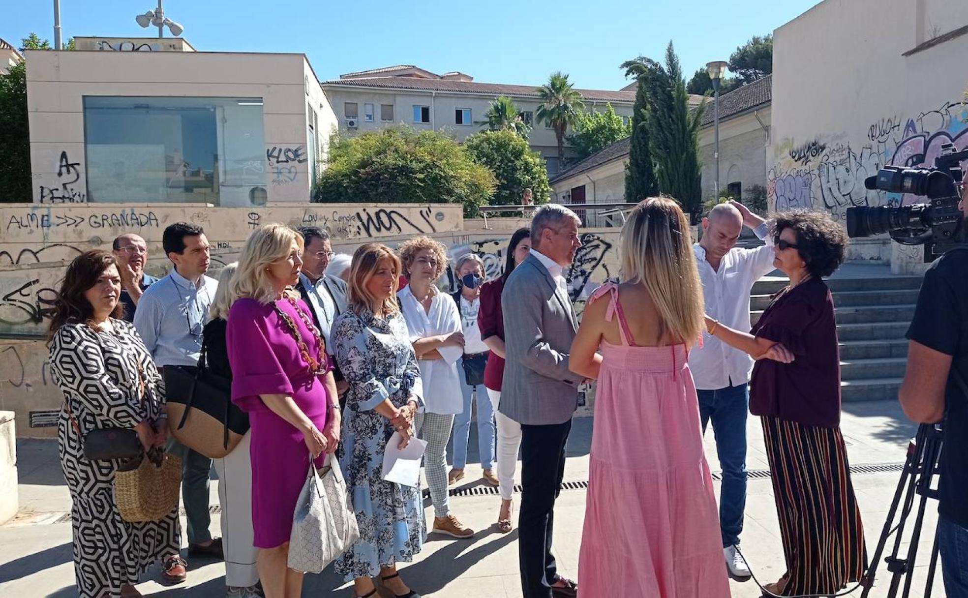 Concejales del PP y vecinos, en la plaza Sor Cristina de Arteaga.