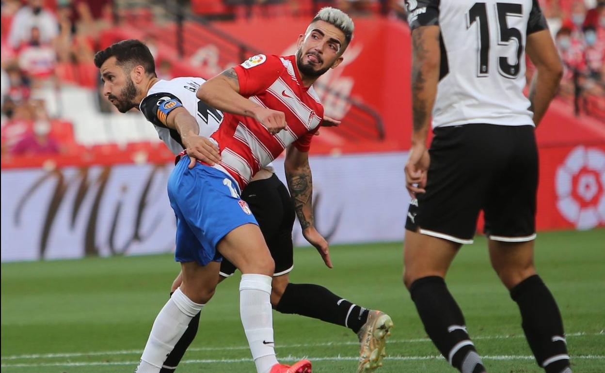 Monchu forcejea con el valencianista Gayà. 