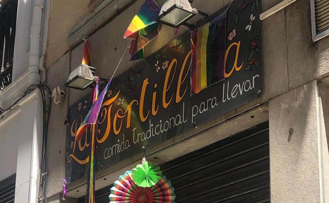 Fachada de La Tortillera después de que arrancaran su decoración por el Día del Orgullo.