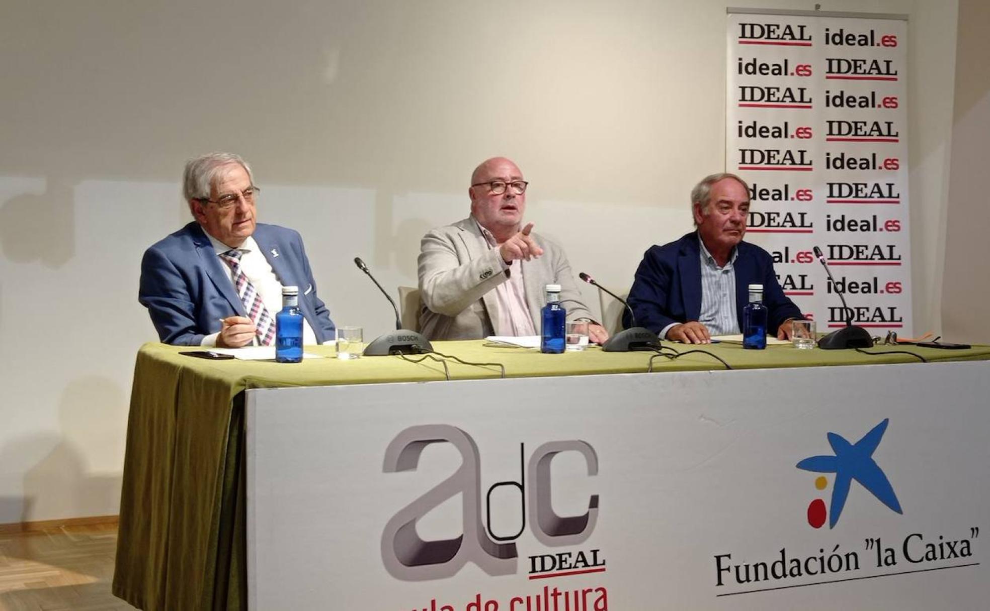 El periodista Esteban de las Heras, Eduardo Peralta, director de IDEAL, y el historiador Manuel Titos, en el Aula de Cultura de IDEAL