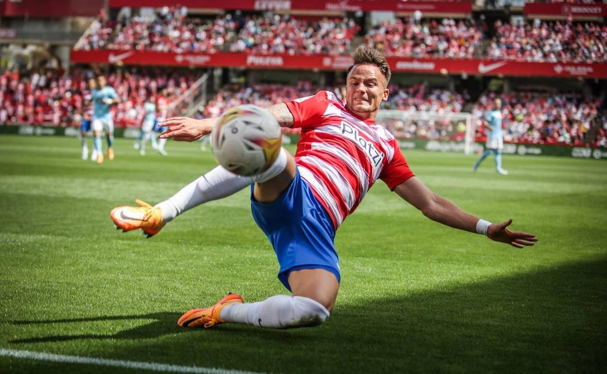 El serbio exprime su carrera para despejar un balón. 
