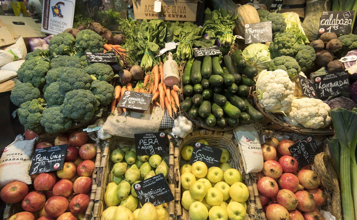 Frutas a la venta en un supermercado. 