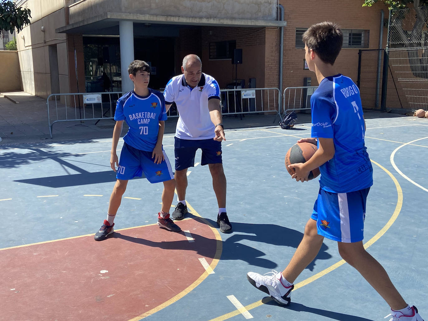 Curro Segura dirige una sesión durante su 'training camp' en Motril.