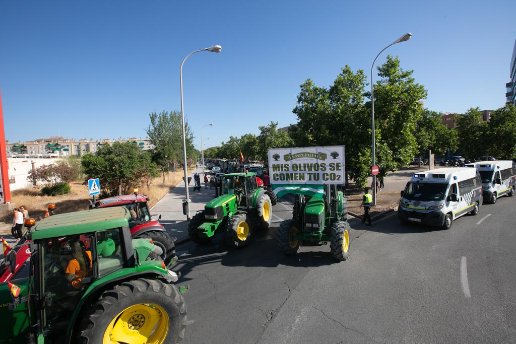 200 tractores marchan por el centro para protestar por el precio de los carburantes y de la electricidad