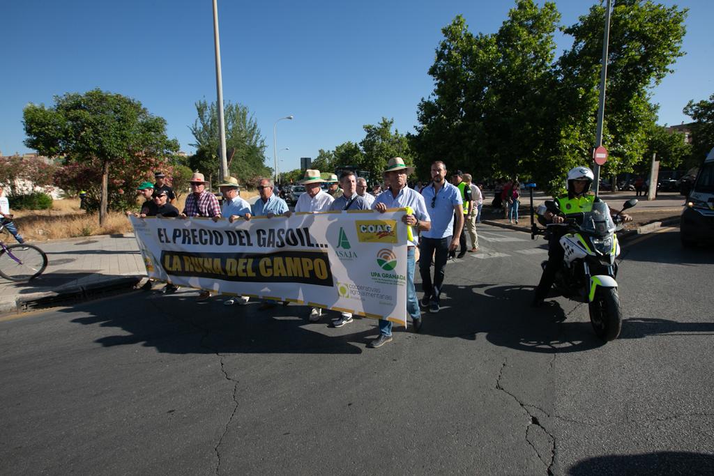 200 tractores marchan por el centro para protestar por el precio de los carburantes y de la electricidad