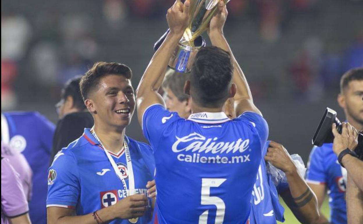 Luis Abram, de espaldas, levanta el trofeo de la Supercopa de la Liga mexicana. 