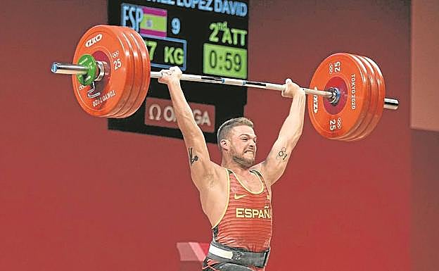 Imagen principal - Arriba, David Sánchez tiene opciones de triunfo en halterofilia. Abajo, Fran Iribarne con la selección española. 