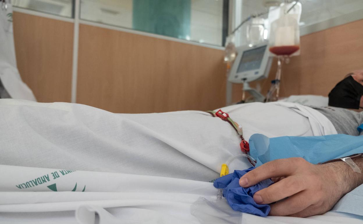 Ángel, al que llamaron por ser compatible con un paciente, en plena aféresis para la donación.