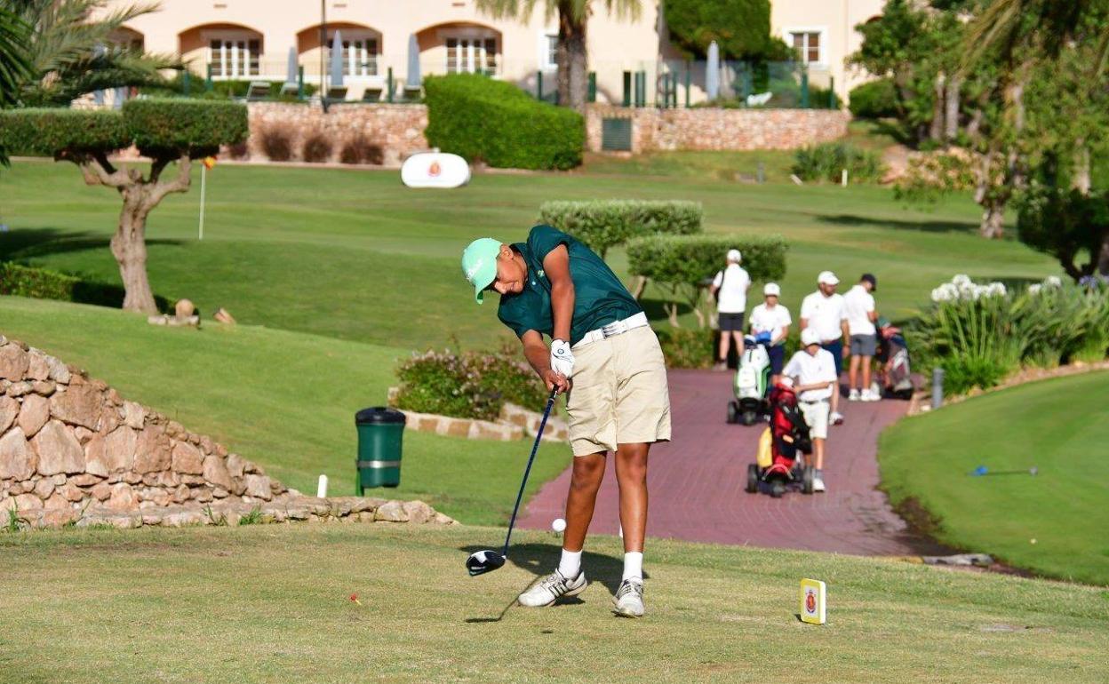 Arián Rodríguez, gorra y chaqueta verdes, en el primer golpe para ser campeón de España. 