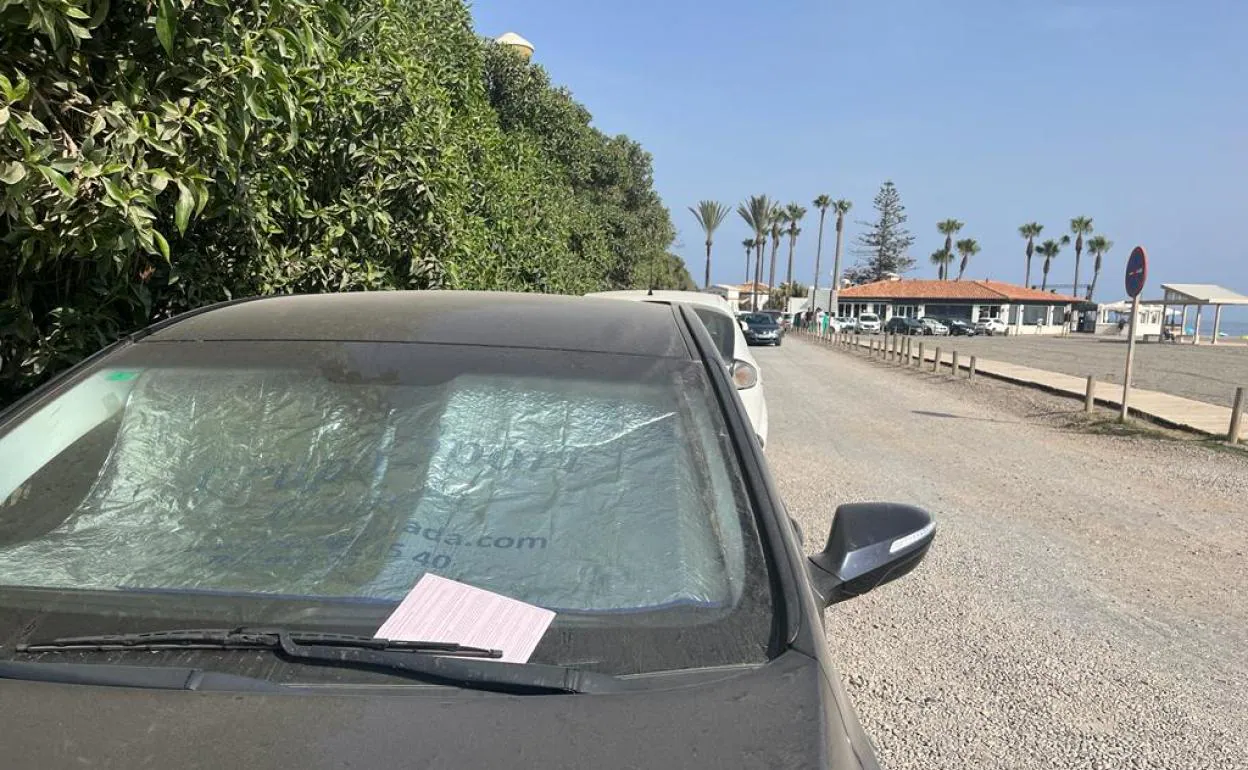 Coches multados por estacionar en un lugar prohibido este sábado en Playa Granada
