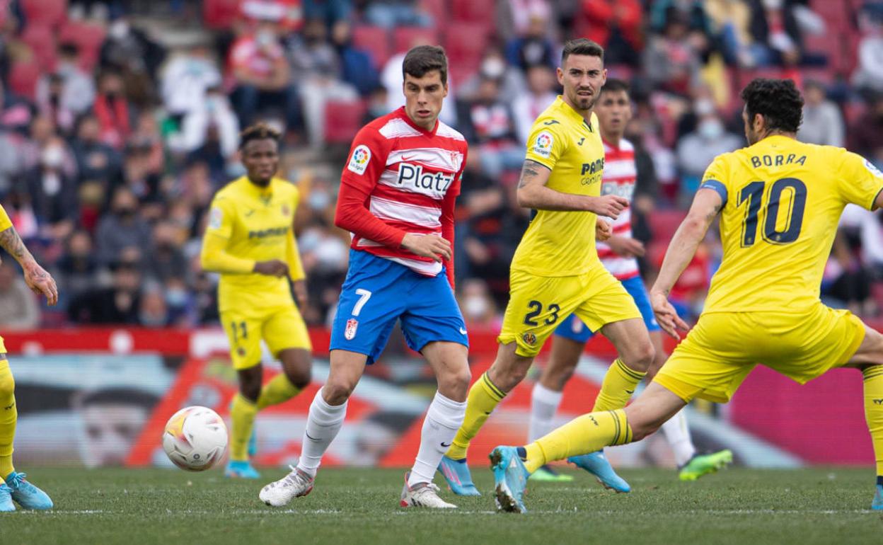 Soro juega el balón ante la atenta mirada de los rivales. 