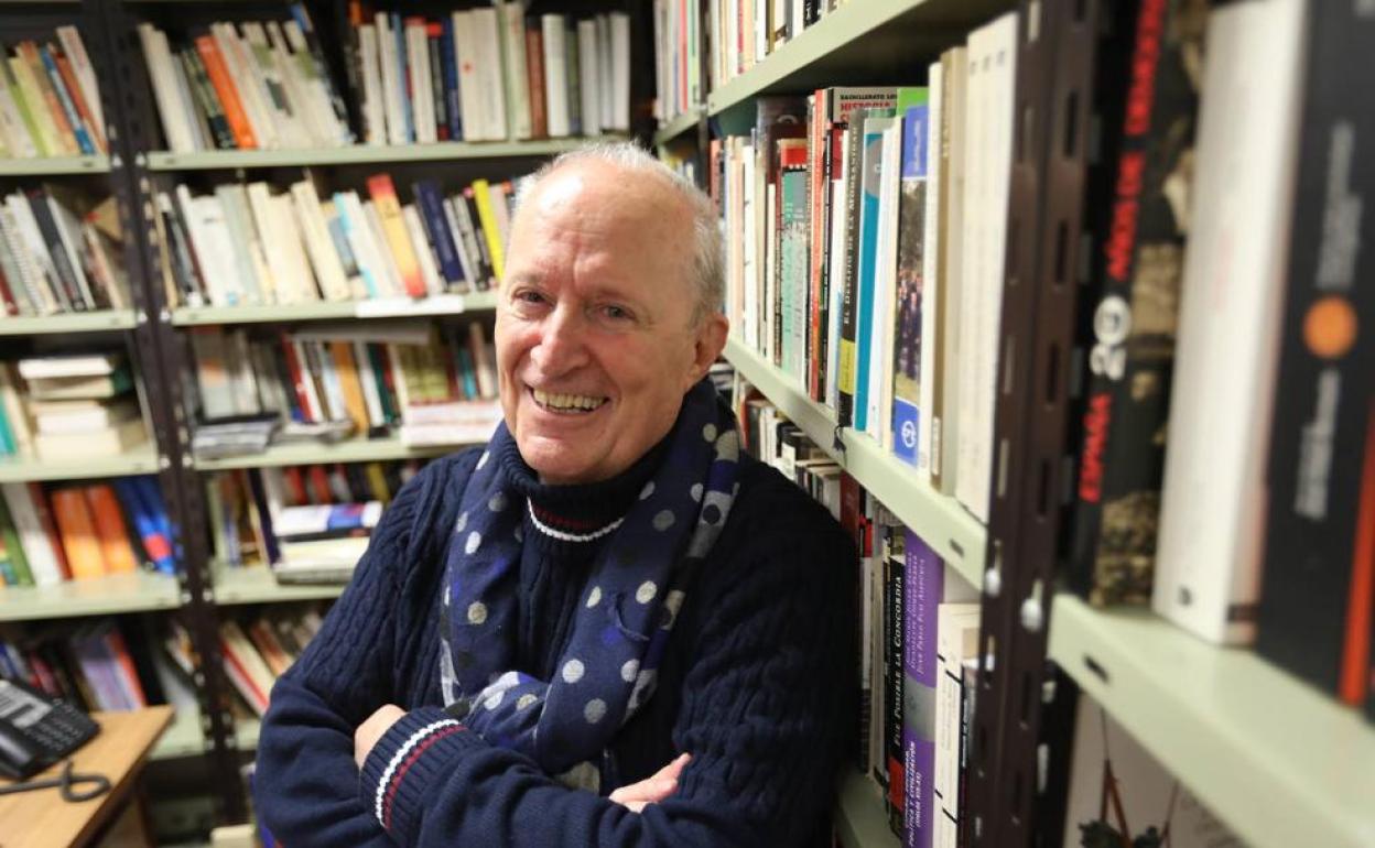 Fernando García de Cortazar, rodeado de libros en su despacho de la Universidad de Deusto.