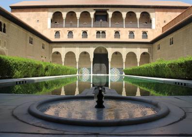 Imagen secundaria 1 - El Patio de los Arrayanes y detalle de los mocárabes, en la Alhambra de Riad. 