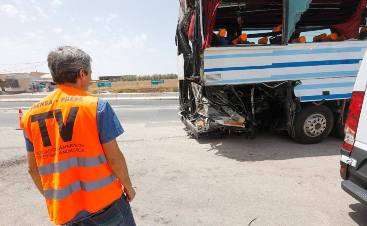 Estado en el que quedó uno de los autobuses implicados en el siniestro en la A-92